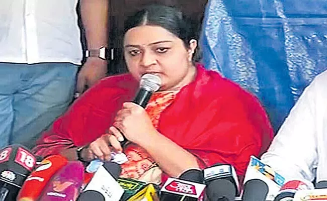 Jayalalithaas Niece Deepa Quits Politics - Sakshi