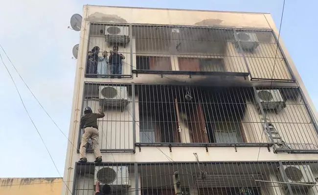 On Camera Delhi Cops Spiderman Act To Save People Trapped In Fire - Sakshi