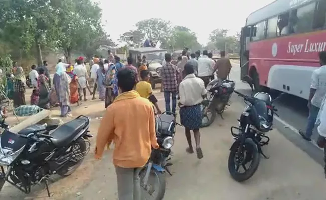 Forest Officers Attack On Tribals In Nagar Kurnool District - Sakshi