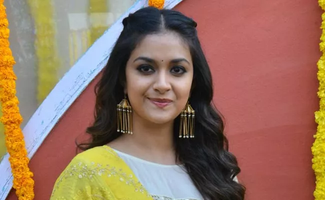 Viral Video: Keerthy Suresh Running For Boat In Sets Of Rang De Movie - Sakshi