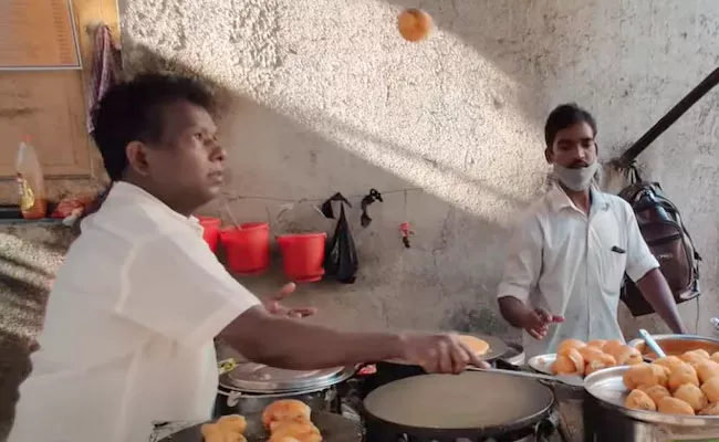 Flying Vada Pav: Mumbai Street Vendor Unique Dish Goes Viral - Sakshi