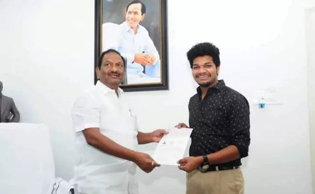 Mukku Avinash Recieved CMRF Check - Sakshi