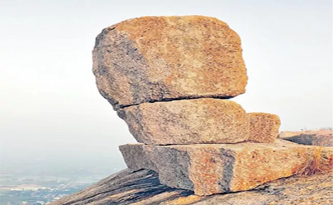 Old Rocks Found In Bheemadevearapally In Warangal - Sakshi