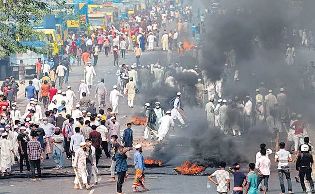 Five Killed and Dozens Injured in Anti-Modi Protests in Bangladesh - Sakshi