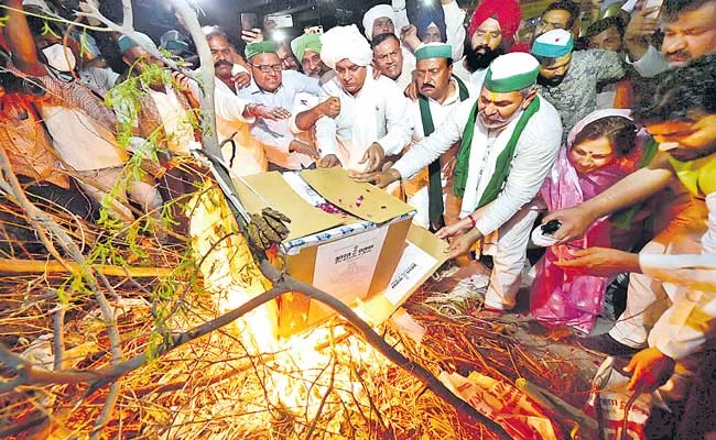 Farmers celebrate Holika Dahan by burning copies of Centre farm laws - Sakshi