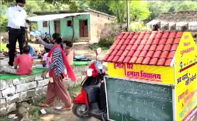 Madhya Pradesh: A govt school teacher has set up a mini library - Sakshi