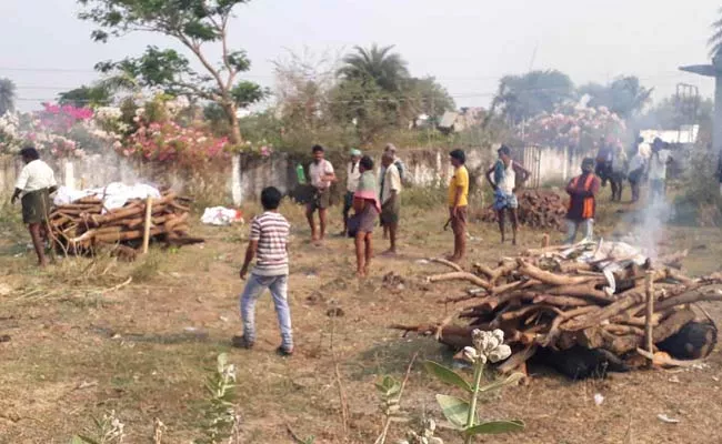 Mother And Son Funeral Cremation In Same Day In Srikakulam - Sakshi