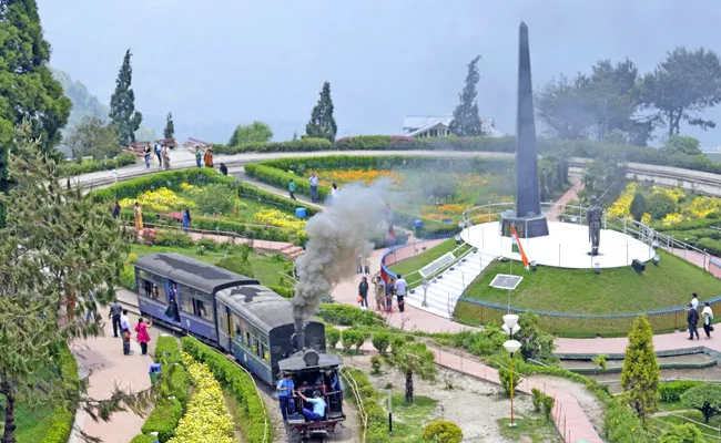 Darjeeling: Best Tourist Spot In West Bengal - Sakshi