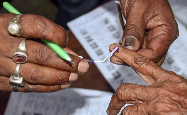 New Notification Released For 12 Panchayats And 725 Wards In AP - Sakshi