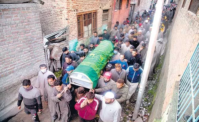 JK Councillor, Policeman Shot Dead Outside Municipality Office in Sopore - Sakshi