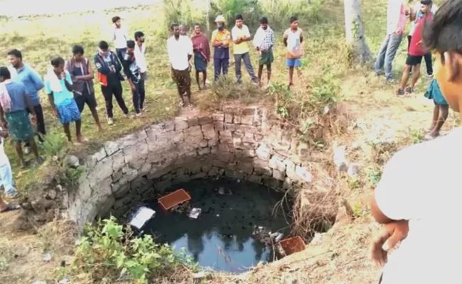 Van Fell Down In Well Srikakulam District - Sakshi