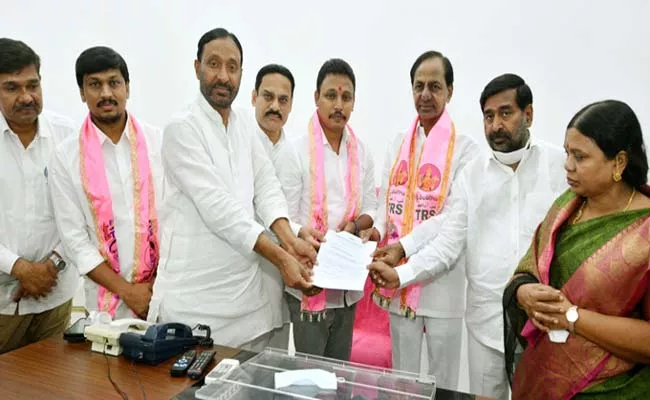 Nagarjuna Sagar TRS Candidate Nomula Bhagath Kumar After Receiving B-form From CM KCR  - Sakshi