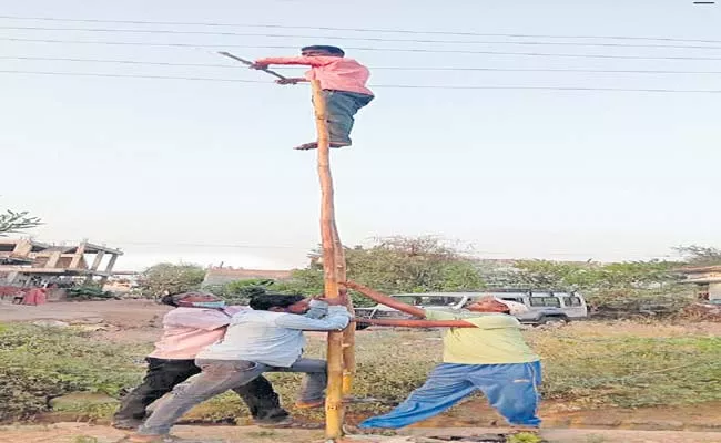 Its Like A Circus Feat Of A Man Working On A Power Line At Jangaon District - Sakshi