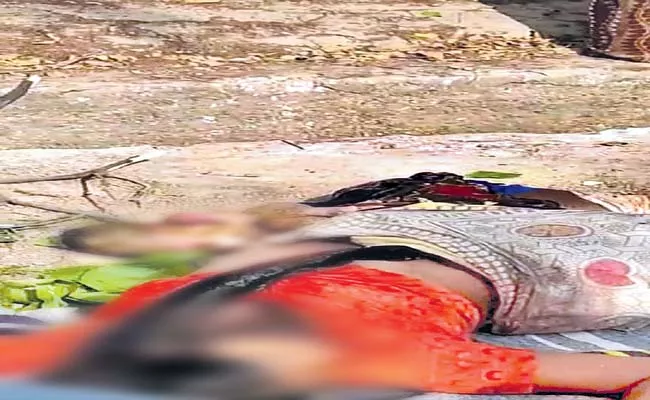 women forced to give birth on road in jawahar nagar - Sakshi