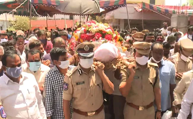 Kismatpur Emotional: Sajjanar Carrys Mahipal Reddy Hearse - Sakshi