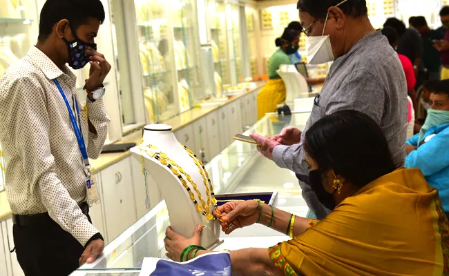 Gold Price Today 31 March 2021: trades lower - Sakshi