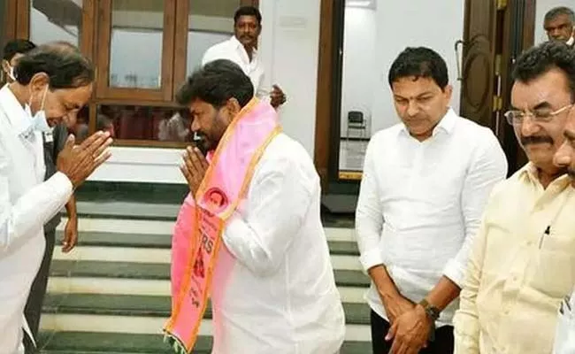 Big shock to BJP Kadari Anjaiah Yadav To Join TRS - Sakshi