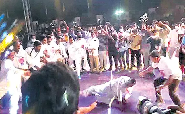 Minister Malla Reddy Slipped Playing kabaddi Tournament In Boduppal - Sakshi