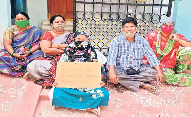 Hyderabad: Wife Protest In Front Husband House A week After Marriage - Sakshi