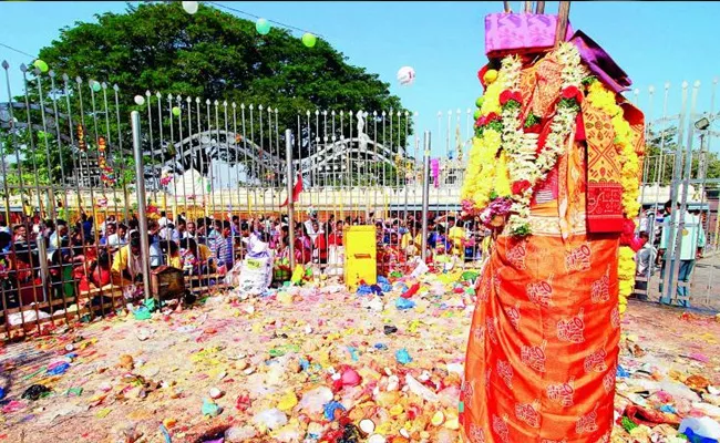 Sammakka-Saralamma Jatara Begins In Warangal - Sakshi