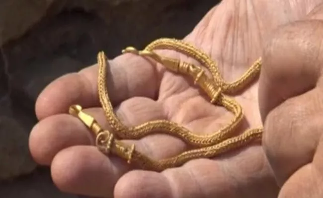 Gold Chain Found In House Excavations In Warangal - Sakshi