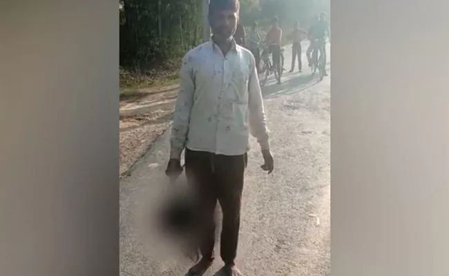 UP Hardoi Man Beheads Daughter Tries To Take It To Police Station - Sakshi