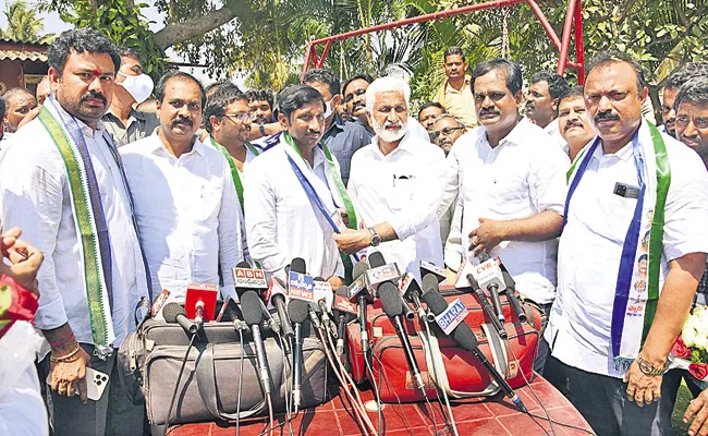 Hundreds of people in Visakhapatnam joined in YSRCP - Sakshi