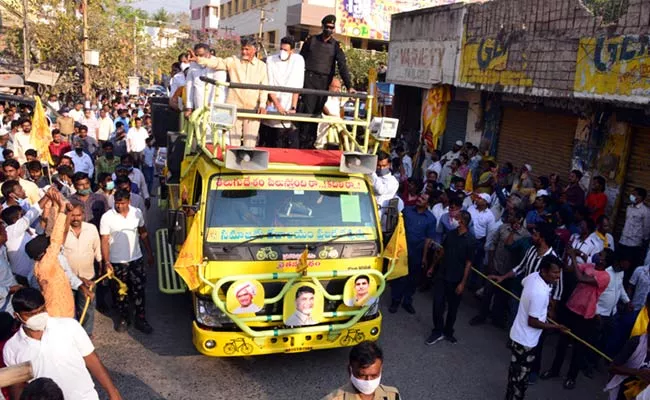 No Response To Chandrababu Roadshow In Kurnool - Sakshi