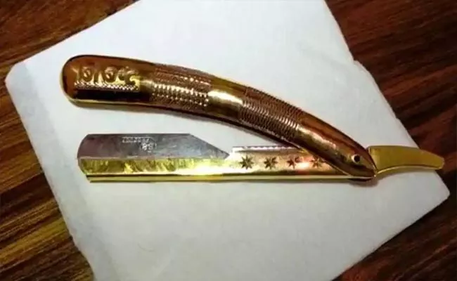 Salon Shop In Maharashtra Using Gold Razor For Attracting Customers - Sakshi