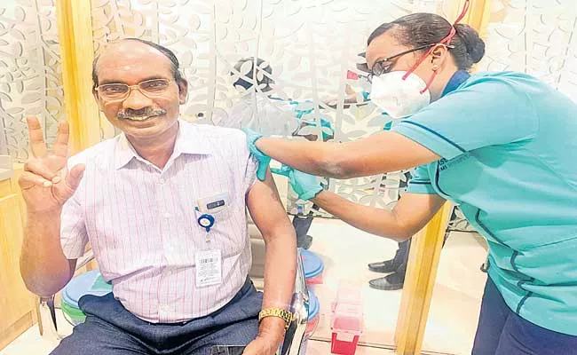 COVID-19 vaccination for 60 years and above starts in Delhi - Sakshi