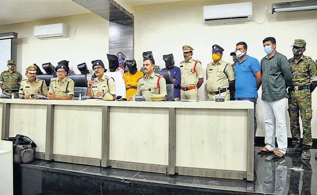 9 people arrested for moving marijuana - Sakshi