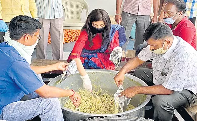 Pranitha Subhash Serves 75,000 Meals In 21 Days Since Lockdown - Sakshi