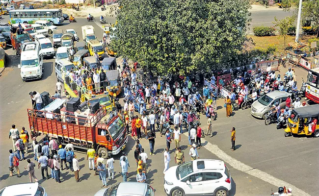 Chandrababu controversial comments at Visakha Road Show - Sakshi