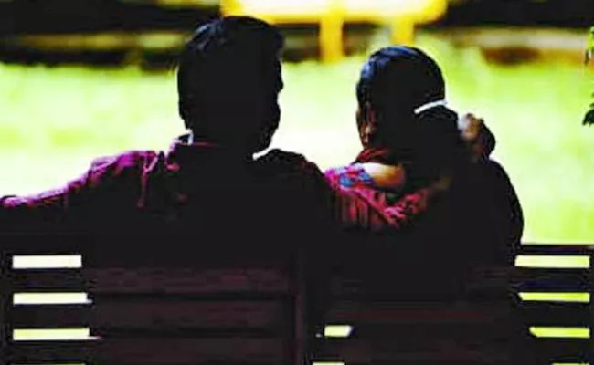 Couple Ends Life Over Extra Marital Affair In Tamil Nadu - Sakshi