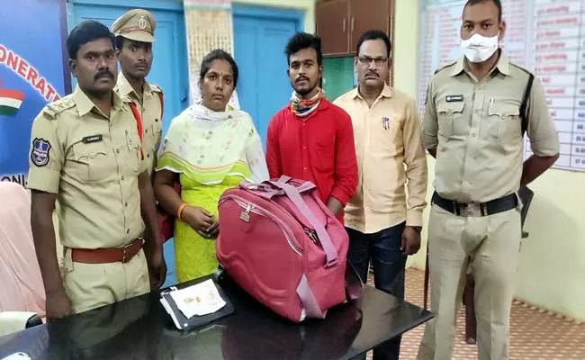 Honest Auto Driver Returns Bag With Gold Jewellery To Owner - Sakshi