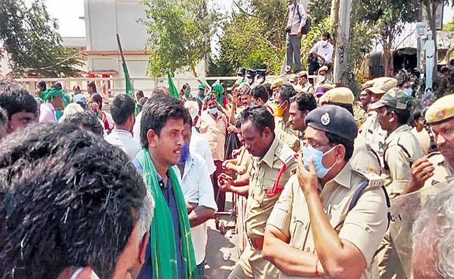 Rally of protesters in the capital Amaravati without permission led to tensions - Sakshi