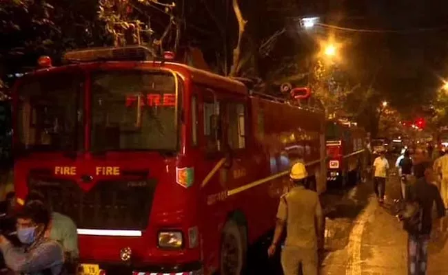 Firemen Cop Among 9 Dead In Kolkata Blaze, Mamata Banerjee Visits  - Sakshi