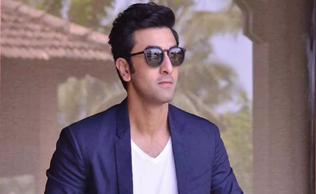 Ranbir Kapoor tests COVID-19 positive, confirms Neetu Kapoor - Sakshi