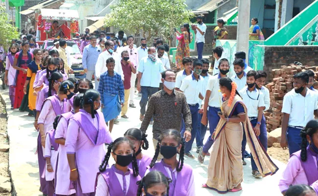 Srikakulam: Teacher Tranferred Students Procession In Buggy - Sakshi