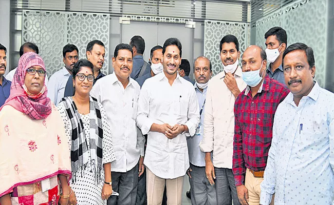 Telangana employees working in Andhra Pradesh are now going back to their home state - Sakshi