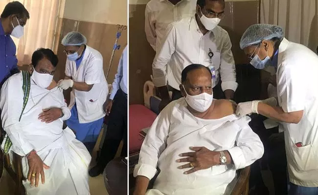 Speaker Pocharam Srinivas Reddy  Council Chairman Gutha Sukender Reddy Takes Covid Vaccine - Sakshi