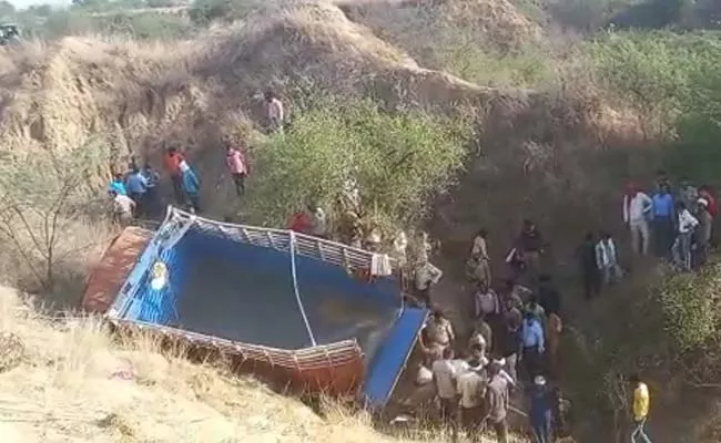 Truck Falls Into Ditch: 11 Killed In Uttar Pradesh - Sakshi