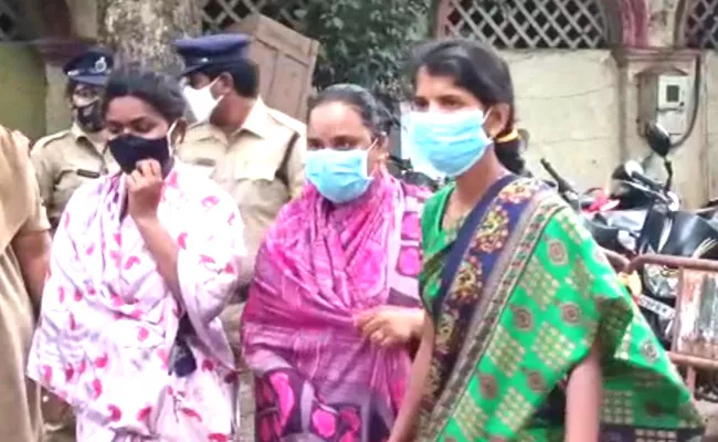 HYD: Shalibanda Police Arrested Three Woman Thieves - Sakshi