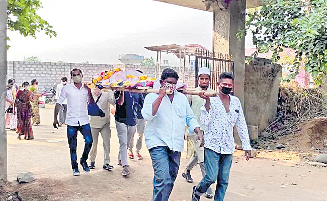  Corona vicitm funerals: Muslim youth spread humanity - Sakshi