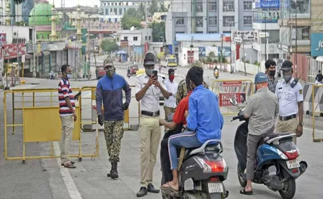 Man Insulting The Police Officer With Abusing Words In Hyderabad - Sakshi