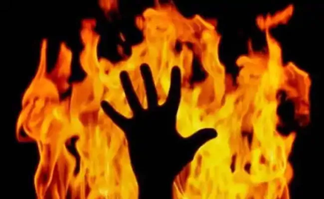 Man Sets Himself On Fire Over Love Issue In Tamil Nadu - Sakshi