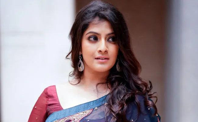 Varalaxmi Sarathkumar Plays Powerful Role In Chasing Movie - Sakshi