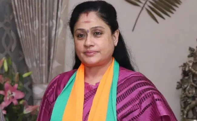 BJP Leader Vijayashanthi Fires On CM KCR Haliya Meeting - Sakshi