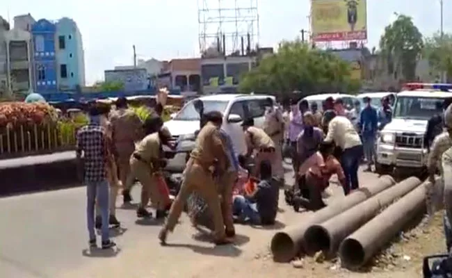 Abvp Activists Stop Etela Rajender Car On Road In Huzurabad - Sakshi