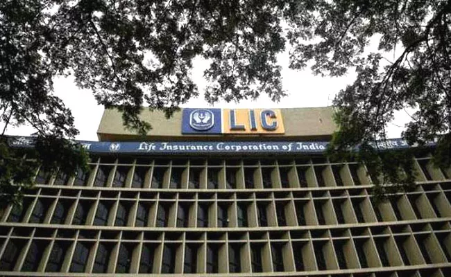 LIC employees to receive wage hike, 5day working week - Sakshi